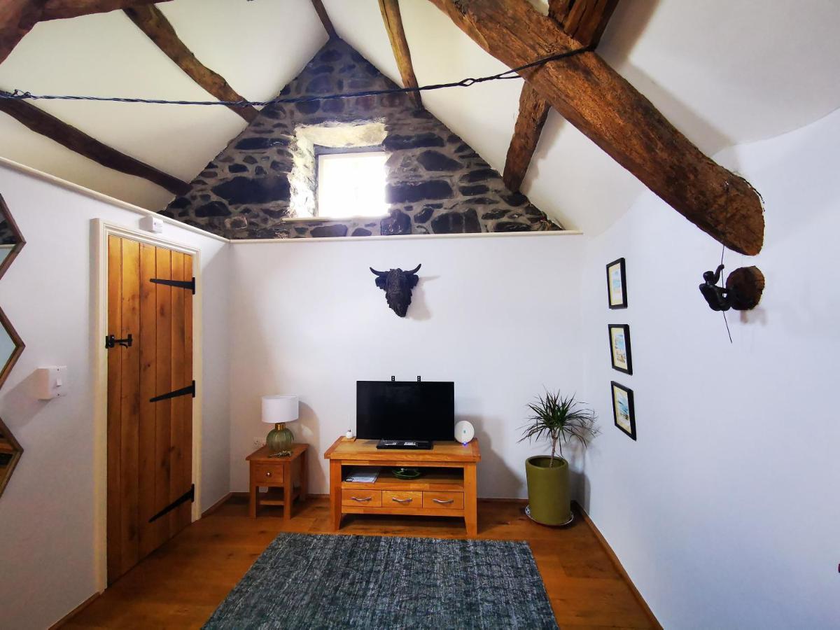 Ty Gwennol Near Gilfach Goch Apartman Llanbedr  Kültér fotó